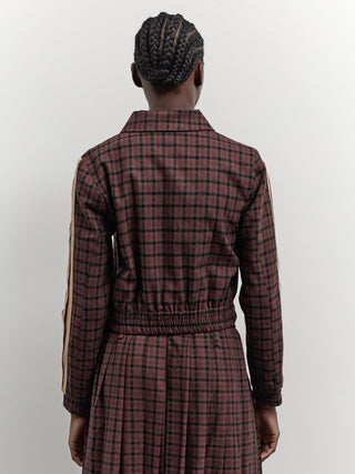 BSB Jacke 217014 burgundy, hinten getragen, zeigt burgund-schwarzes Karomuster mit elastischem Bund und creme-burgund Streifen an den Ärmeln, kombiniert mit einem passenden Faltenrock.