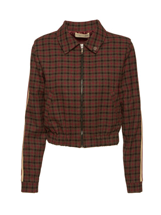 BSB Jacke 217014 burgundy: Kurzjacke mit kleinem Karo-Muster, Reißverschluss, klassischem Kragen, elastischem Bund und kontrastierenden Streifen an den Ärmeln, ideal für vielseitige Kombinationen.