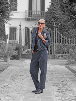 Die OFF#DLY Cord Jacke Ornella anthrazit trägt eine entspannte Passform mit dekorativen Knöpfen, kombiniert mit einer lässigen, eleganten Ästhetik, perfekt für vielseitige Stylings.