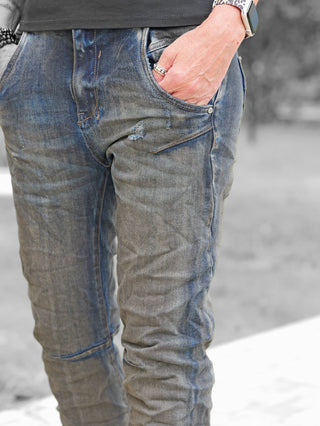 OFF#DLY Denim Nika dark blue, leicht ausgewaschene Jeans mit dezenter Used-Optik, lockerer Schnitt. Hand in der Tasche trägt silberfarbene Ringe und eine Smartwatch. Perfekt für lässige Looks.