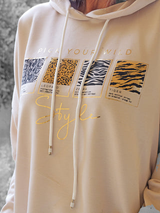 OFF#DLY Hoody Alva beige mit glänzendem, goldfarbenem Print PICK YOUR WILD und Tiermustern auf der Brust, Kapuze mit Kordelzug, vereint Komfort und stilvolles Design.
