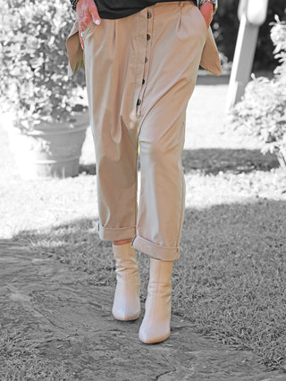 OFF#DLY Baggy Pant Doreen stone: Locker geschnittene, knöpfbare Hose in Khaki-Ton, getragen von jemandem auf einem Steinweg. Lädt zu einem entspannten, modernen Look ein.