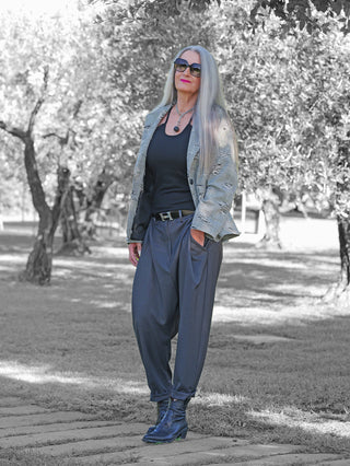 Person trägt den OFF#DLY Blazer Arabba Checker mit kariertem Muster und markanten Destroyed-Details. Der Blazer hat einen klassischen Reverskragen und passt bis Größe 42.