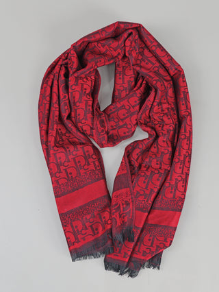 Ein zusammengefalteter OFF#DLY Schal DD red mit dunklem Logo-Muster und kurzen Fransen, aus 70% Viskose und 30% Baumwolle, präsentiert auf einer hellen Oberfläche.