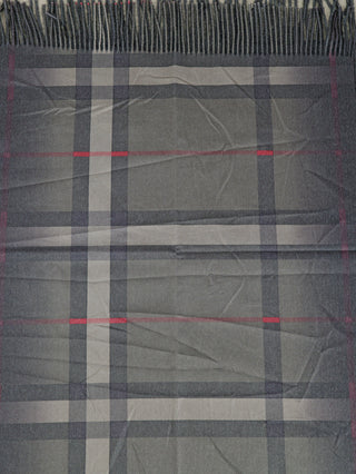 OFF#DLY Schal BB black zeigt ein klassisches Tartanmuster in Grautönen mit roten Akzenten, aus 70% Viskose und 30% Wolle, mit kurzem Fransenabschluss, Größe 180x70 cm.