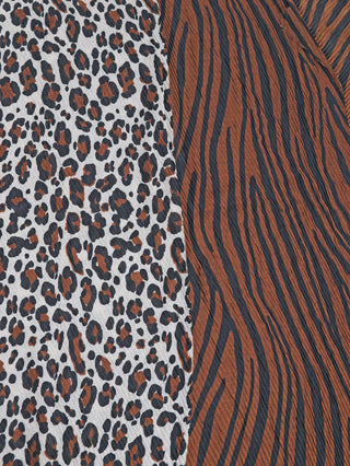 Nahaufnahme von zwei Stoffen im Animal-Print: links Leopardenmuster und rechts Zebramuster. Weicher Schal, OFF#DLY Schal Muster Animal braun, aus 100% Viskose, Größe ca. 180x80 cm.
