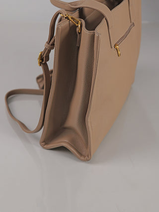 Enrico Coveri Shopper taupe, strukturierte Tasche mit schlankem Schulterriemen, goldener Hardware, Frontreißverschlusstasche und erweiterbarem Boden. Aus 100 % Polyurethan, mit genarbter Oberfläche.