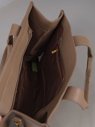 Enrico Coveri Shopper taupe: Innenansicht einer leeren, taupefarbenen Tasche aus genarbtem Lederimitat mit braunem Stofffutter, Reißverschlusstasche mit goldfarbenem Zipper und schmalem Einsteckfach gegenüberliegend.