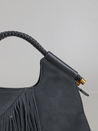 Enrico Coveri Tasche Fransen black aus Polyurethan in Veloursleder-Optik, mit langen Fransen vorne, geflochtener Lederhenkel mit goldfarbenen Metallelementen, glatte Lederdetails an den Henkelansätzen.