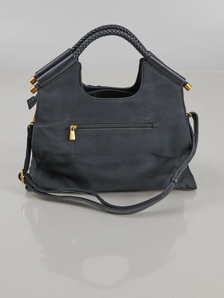 Schwarze Enrico Coveri Tasche Fransen mit geflochtenem Henkel, goldenen Details, Frontreißverschluss und verstellbarem Schulterriemen. Rechteckige, leicht glänzende Form auf grauer Oberfläche. Maße: 37x23x14 cm.