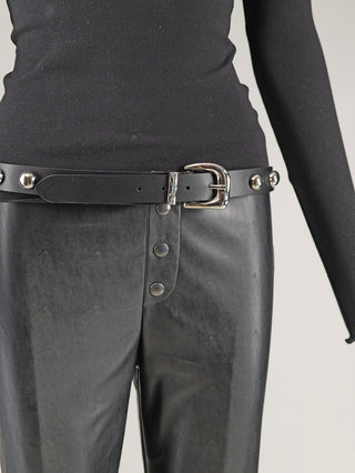 Nahaufnahme des OFF#DLY Gürtel Leder silver Ball black: Schwarzer Ledergürtel mit silbernen Halbkugel-Nieten und silberner Schnalle, getragen mit hoch taillierten, schwarzen Lederhosen.
