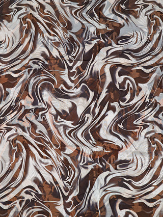 OFF#DLY Tuch Oak mit Spange brown zeigt ein abstraktes, marmoriertes Muster mit wellenförmigen Linien in Brauntönen, ergänzt durch eine Spange zum Befestigen des Schals. Maße: 95x82 cm.