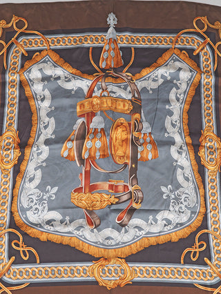 OFF#DLY Tuch Roma mit Spange black/gold: Elegantes Halstuch mit stilisiertem Pferdegeschirr, Fransen-Satteldecke in Blau-Grau, goldene Troddeln, Medaillons, Kettenmuster-Rand, aus 100% Viskose, Größe 95x82 cm.