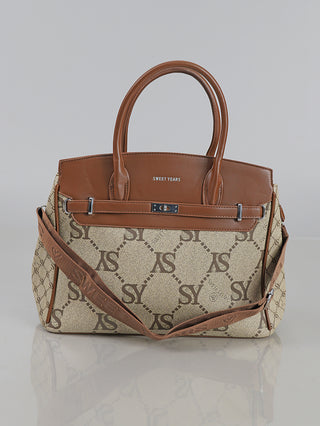 Sweet Years Logo Bag brown, strukturierte Henkeltasche aus beige bedrucktem Canvas mit SY-Monogramm, braunen Lederakzenten, zwei Ledergriffen, einem verstellbaren Schulterriemen und geprägtem Markenname SWEET YEARS vorne.