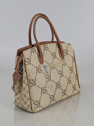 Die Sweet Years Logo Bag brown ist eine trapezförmige Damen-Henkeltasche aus beigem Canvas mit SY-Monogramm und Herzmotiven, braunen Kunstlederdetails, kurzen Griffen, verstellbarem Schulterriemen und Front-Reißverschlusstasche.