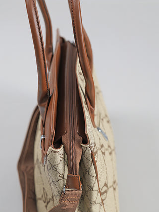 Sweet Years Logo Bag brown, eine Henkeltasche aus beige-monogrammiertem Stoff mit S-Motiven und braunen Lederakzenten, zeigt Ledergriffe und einen oberen Reißverschluss. Maße: 40x30x15 cm.