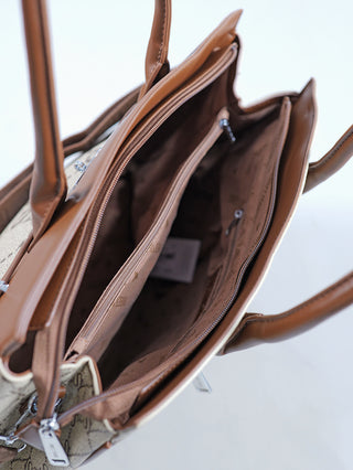 Sweet Years Logo Bag braun, Henkeltasche von oben mit zwei Hauptfächern, zentralem Reißverschlussfach, kleinem Innenfach, dualen Griffen, Markenanhänger und Innenfutter mit dezentem Muster, Materialkombination aus Polyurethan und Stoff.