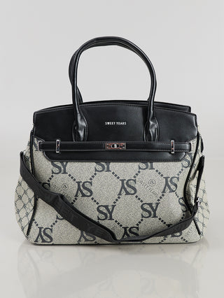 Sweet Years Logo Bag black, eine strukturierte Umhängetasche mit SY-Muster, schwarzen Kunstleder-Details, zwei Griffen, abnehmbarem Schulterriemen und SWEET YEARS Logo auf der Vorderseite. Größe: 40x30x15 cm.