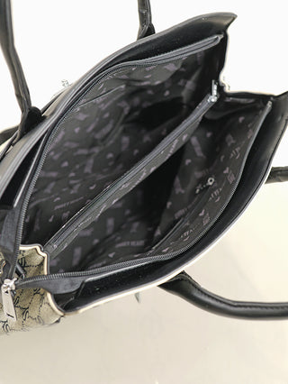 Sweet Years Logo Bag black: Top-Down-Ansicht des offenen Innenraums mit schwarzem Stofffutter, mehreren Reißverschlusstaschen und Griffen an den Rändern, Größe 40x30x15 cm.