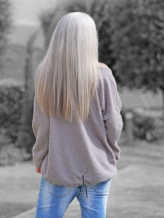 Person von hinten mit langem, silbrig-weißem Haar trägt das OFF#DLY Teddy Shirt grau in kuscheliger Teddy-Optik, kombiniert mit blauen Jeans. Ideal für kühle Tage.