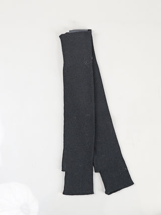 OFF#DLY Stulpe black: Lange, schwarze, gerippte Armwärmer aus Strick mit Daumenöffnung, ideal für kühle Tage. Aus 70% Acryl, 20% Viskose, 10% Wolle. Einheitsgröße.