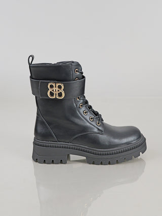 OFF#DLY Boot BB/L black: Schwarzer Schnürstiefel mit glattem Leder, breitem Riemen mit goldener Schnalle, robuster Gummisohle, seitlichem Reißverschluss, Zuglasche hinten, runder Spitze und niedrigem Blockabsatz.