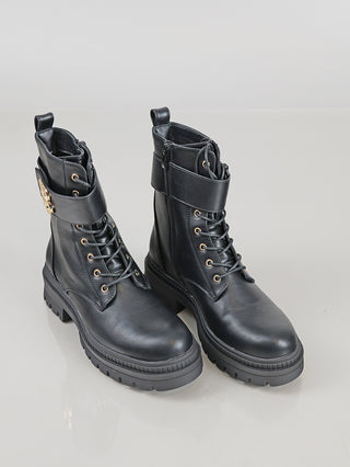 OFF#DLY Boot BB/L black: Schwarze Schnürstiefeletten mit seitlichem Reißverschluss, goldfarbenen Ösen, dekorativer Schnalle, 2 cm Plateausohle und 18 cm Absatzhöhe auf glänzendem Untergrund. Material: Polyurethan, Sohle: Gummi.