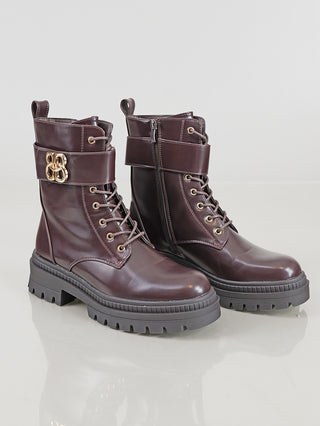 OFF#DLY Boot BB/L brown: Dunkel burgundfarbene Lederstiefeletten mit klobigen Profilsohlen, Schnürung, seitlichem Reißverschluss, dekorativem Knöchelriemen mit goldfarbener Doppelschnalle.