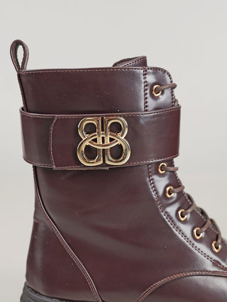 OFF#DLY Boot BB/L brown, ein dunkelbrauner Schnürstiefel mit klobiger Sohle, Metallösen, dekorativem Lederriemen und goldfarbener Doppelschließe, gefertigt aus Polyurethan, Schafthöhe 20 cm, mit seitlichem Reißverschluss.