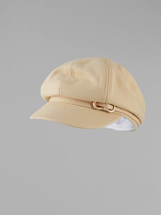 OFF#DLY Capello beige: Eine hellbeige Newsboy-Mütze mit rundem Kopf, kurzem Schirm und dünnem Band mit Metallschnalle, ideal für individuelle Passform. Perfekt für stilvolle Anpassungen, dank Zugband innen.