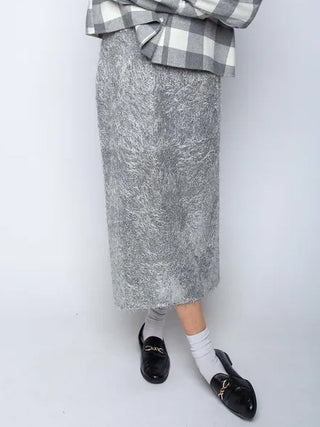 Emily Rock silver effect: Midilanger, silbergrauer Rock aus Fancy Ware mit Pailletten und Effektgarn, Rückenreißverschluss und Schlitz. Kombiniert mit grauen Socken und schwarzen Loafern mit goldener Kette.