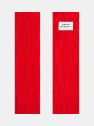 Penn & Ink Stulpen tomato: Leuchtend rote, gerippte Strick-Armstulpen mit Daumenloch, flach liegend. Ein Etikett mit „DESIGNED IN BROOKLYN PENN&INK N.Y.“ ist sichtbar. Perfekt für kühle Tage.