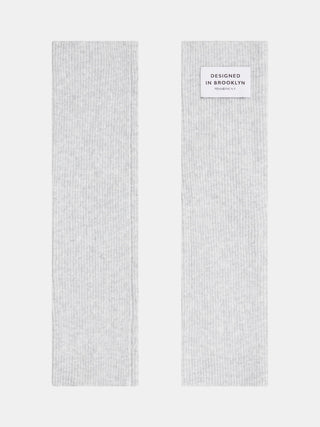 Penn & Ink Stulpen grey/mel: Zwei lange, gerippte Strickstulpen in hellgrau, eine zeigt ein Etikett mit „DESIGNED IN BROOKLYN PENN&INK N.Y.“, perfekt für kühle Tage mit Daumenloch für Bewegungsfreiheit.