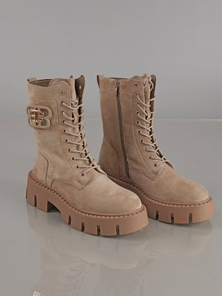 OFF#DLY Boot BB Suede beige, ein mid-calf Schnürstiefel aus beigem Wildleder mit klobiger Gummisohle, seitlichem Reißverschluss und dekorativer Metallschnalle an der Außenseite, präsentiert auf neutralem Hintergrund.