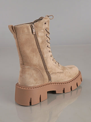 OFF#DLY Boot BB Suede beige: Mid-Calf, beige Schnür-Boot aus Wildlederoptik mit seitlichem Reißverschluss, chunky Plateausohle, 2 cm Höhe, 5 cm Absatz, zeigt leichte Reflexion auf neutralem Hintergrund.