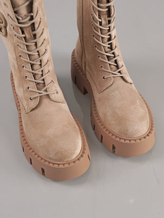 OFF#DLY Boot BB Suede beige: Mid-Calf-Stiefel aus beigem Wildlederimitat, mit seitlichem Reißverschluss, dicker geriffelter Gummisohle, robusten Schnürsenkeln und Metallösen, erinnert an moderne Kampfstiefel mit Plateau.