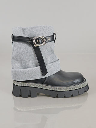 OFF#DLY Boot Star black: Modischer Stiefel mit schwarzem Lederfuß, markanter Sohle mit Ziersteinen, grauem Stoffschaft, umgeschlagenem Saum und dekorativem Riemen mit silberner Schnalle am Knöchel.