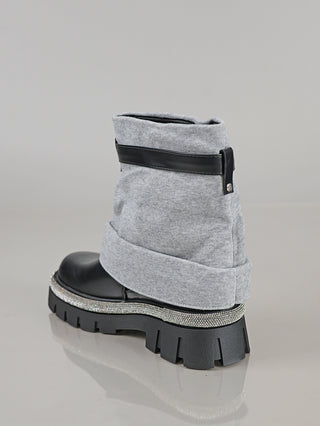 OFF#DLY Boot Star black: Chunky-Sohle Ankle-Boot mit glattem schwarzem Fußbett, grauem Jersey-Schaft, schlankem Riemen mit Druckknöpfen, Kristallakzenten an der Zwischensohle und tief profiliertem Plattform-Outsole.