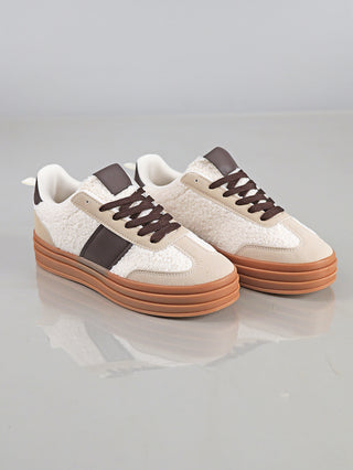 OFF#DLY Sneaker Roma beige mit sherpa-artigem Obermaterial, beigen Wildleder-Overlays, dunkelbraunen Lederakzenten und braunen Schnürsenkeln auf dicker, geschichteter Gummisohle im Teddy-Look.
