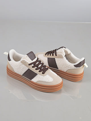 OFF#DLY Sneaker Roma beige, ein Sneaker im Teddy-Look mit cremefarbenem Shearling-Obermaterial, braunen Seitenpaneelen und Schnürsenkeln, tan Wildleder-Overlays und einer dicken Gummi-Plateausohle.