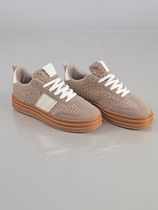OFF#DLY Sneaker Roma khaki mit beige sherpa-ähnlichem Obermaterial, Wildleder-Overlays, weißem Lederstreifen, weißen Schnürsenkeln und dicker, geschichteter Gummisohle.