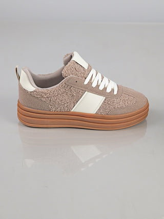 Die OFF#DLY Sneaker Roma khaki präsentieren sich im Teddy-Look mit beige/taupe-farbenem Fleece, weißen Schnürsenkeln, einem weißen Lederstreifen und einer dicken Gum-Gummisohle, ideal für einen stylischen Auftritt.