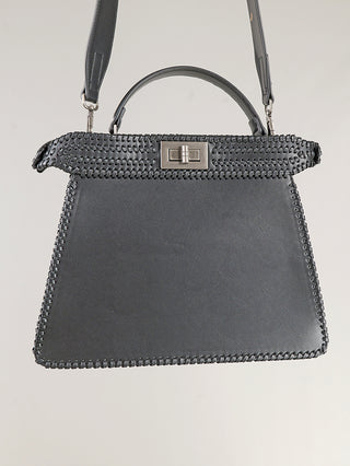 OFF#DLY Bag black: Strukturierte schwarze Ledertasche mit trapezförmiger Silhouette, kurzem Henkel, abnehmbarem Schulterriemen, Peitschennaht-Details und rechteckigem Drehverschluss vorne. Maße: 33 x 25 x 8 cm.