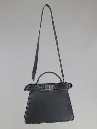 OFF#DLY Bag black: Strukturierte schwarze Handtasche aus Polyurethan mit trapezförmigem Körper, kurzen Henkel, langen Schulterriemen, whipped-Stitch-Details, und Klappe mit Drehverschluss. Größe: 33 x 25 x 8 cm.