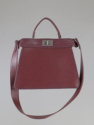 OFF#DLY Bag braun: Trapezförmige Tasche aus Lederimitat mit kurzem Griff, langem Schulterriemen, Ziernahtdetails und metallischem Drehverschluss, ideal für vielseitiges Tragen. Größe: 33 x 25 x 8 cm.