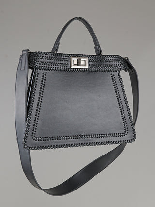 OFF#DLY Bag black: Strukturierte schwarze Lederhandtasche mit Top-Griff, langem Schulterriemen, rechteckiger Klappe mit Metallverschluss und Peitschennaht-Details entlang der Kanten. Größe: 33 x 25 x 8 cm.