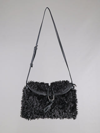 OFF#DLY Fake Fur Bag black, eine schwarze Schultertasche aus Kunstpelz mit Klappe, geflochtener Kordel vorne und verstellbarem Riemen, vor grauem Hintergrund präsentiert. Größe: 36 x 27 x 7 cm.