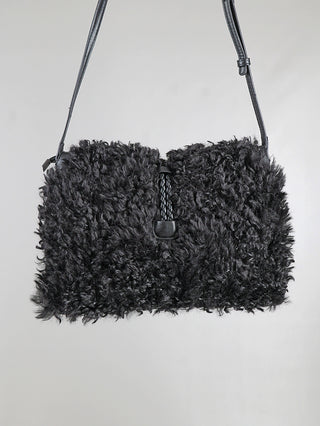 OFF#DLY Fake Fur Bag black: Kleine, rechteckige Crossbody-Tasche aus schwarzem Kunstfell, mit verstellbarem Schultergurt und geflochtenem Lederdetail vorne. Ideal für stilvolle Akzente im Alltag.
