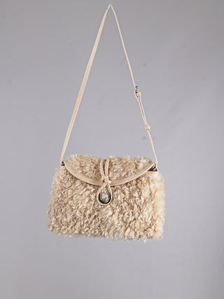 OFF#DLY Fake Fur Bag beige: Cremefarbene Schultertasche mit langem, verstellbarem Riemen und flauschiger, fellartiger Textur. Klappe mit geflochtener Lederschlaufe und metallener Tropfenring-Schließe.