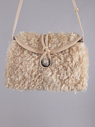 OFF#DLY Fake Fur Bag beige: Kleine Umhängetasche aus wollartigem Material mit Lederklappe, geflochtenem Verschluss und Metallring. Größe 36 x 27 x 7 cm, aus 100% Polyester.